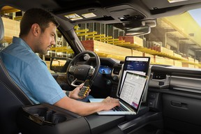 Die ausklappbare Innenarbeitsfläche des 2022 Ford F-150 Lightning bietet Platz für diejenigen, die ihren Lkw als mobiles Büro nutzen