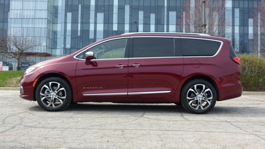 2021-Chrysler-Pacifica-comparo-004