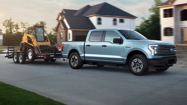 Where more power, towing capacity and range are needed, F-150 Lightning Pro can be optioned as an extended-range version with a targeted EPA-estimated 483 km targeted range.