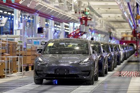 Teslas in China hergestellte Model 3-Fahrzeuge werden während einer Auslieferungsveranstaltung in seinem Werk in Shanghai, China, gesehen.