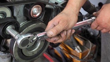 Tightening a fastener to spec using a torque wrench