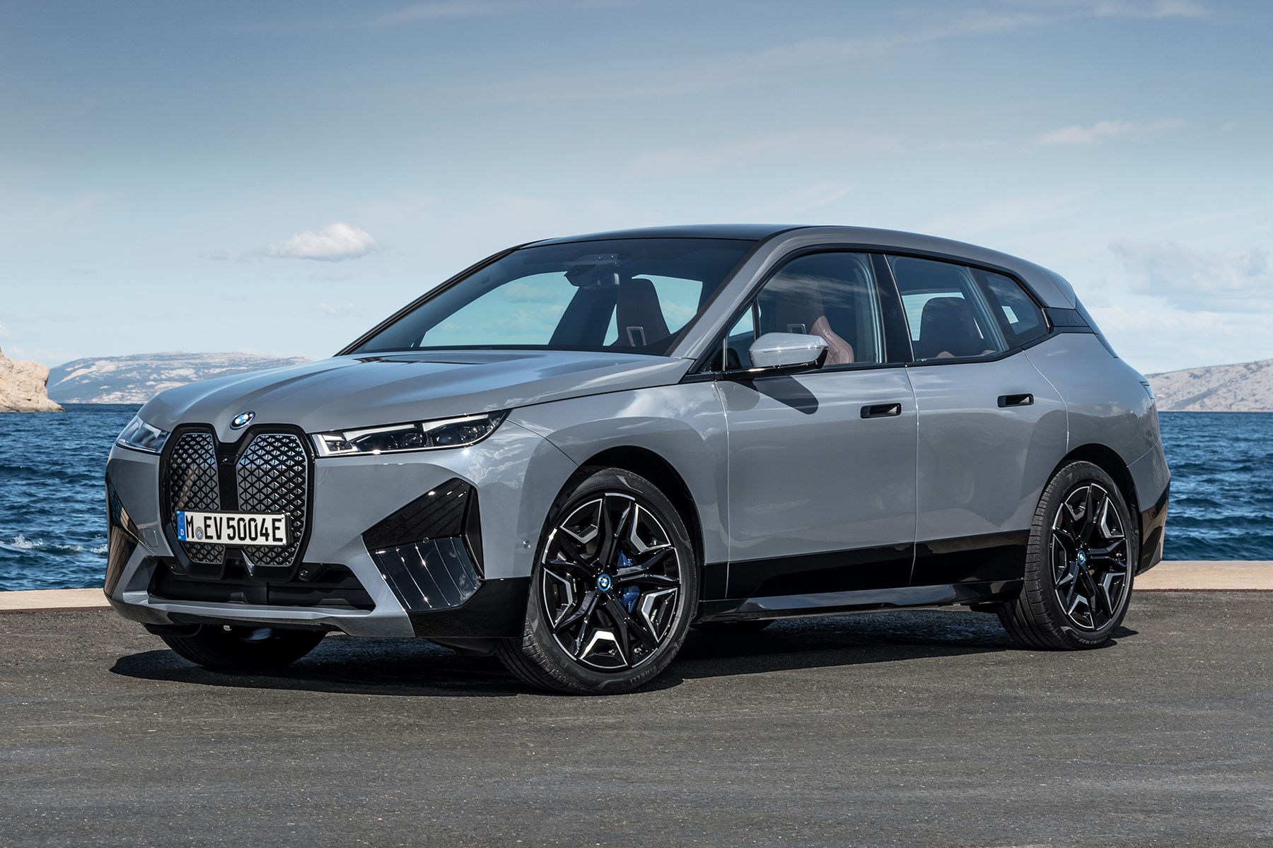 First Look: 2022 BMW iX xDrive50 | Driving