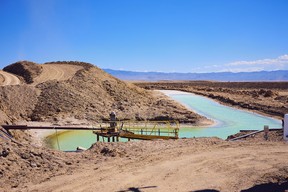 Piscinas de agua salada para minería de litio, en Silver Peak, Nevada