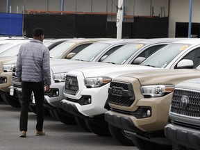 Ein Verkäufer besichtigt im April 2020 gebrauchte Fahrzeuge der Toyota Motor Corp. beim Toyota-Händler Brent Brown in Orem, Utah, USA.