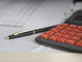 Ein Bild eines Taschenrechners, eines Stifts und von Versicherungsformularen