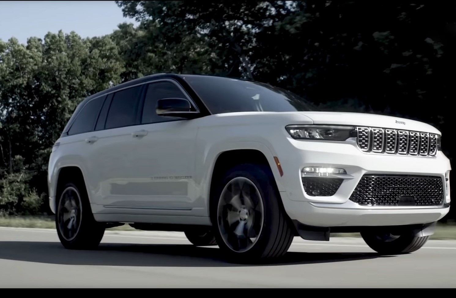 Le Jeep Grand Cherokee 4xe plugin se dévoile sur Youtube | Driving