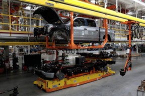 Teile eines Ford-Prototyps eines vollelektrischen F-150 Lightning-Trucks aus der Vorproduktion sind im Rouge Electric Vehicle Center in Dearborn, Michigan, USA, am 16. September 2021 zu sehen