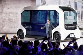 Akio Toyoda, Präsident der Toyota Motor Corporation, zeigt das autonome Konzeptfahrzeug e-Palette auf der Tokyo Motor Show in Tokio, Japan, 23. Oktober 2019.