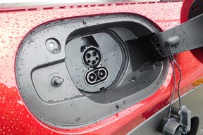 La batterie de 35,5 kWh peut être chargée de 20 % à 80 % en 36 minutes avec un chargeur rapide CC de niveau 3, ou en deux heures et 50 minutes avec un chargeur de niveau 2.
