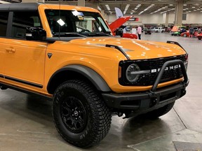 2021-ford-bronco-first-edition-sold-for-126-500-at-auction-three-quarters (1)