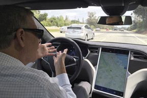 Reuters-Journalist Paul Ingrassia sitzt auf dem Fahrersitz eines Tesla Model S im Autopilot-Modus in San Francisco, Kalifornien, USA, 7. April 2016