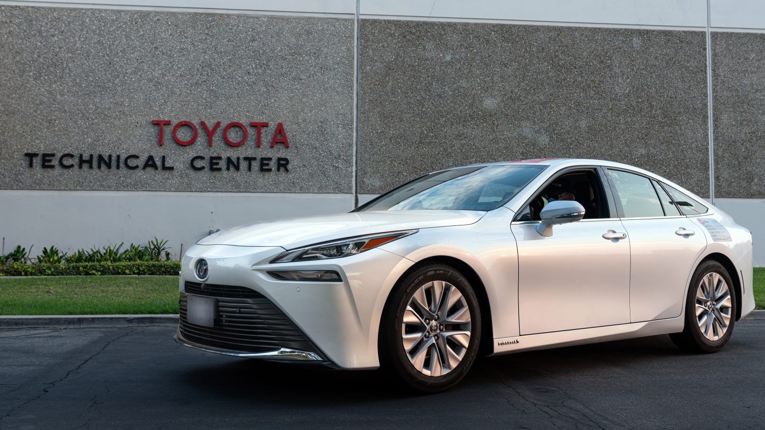 Toyota Mirai Makes World-record 845-mile Journey On Single Tank Of ...