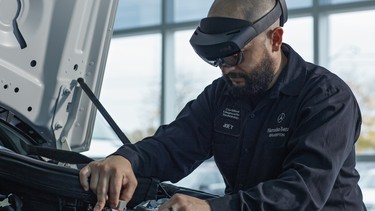 Mercedes-Benz shop foreman Joey Lagrasta uses the Microsoft HoloLens 2 device and Mercedes-Benz Virtual Remote Support_2