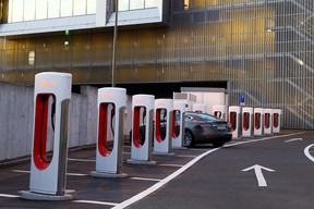 Tesla Supercharger-Stationen sind auf einer Autobahnraststätte in der Nähe von Affoltern am Albis, Schweiz, am 20. Oktober 2021 zu sehen