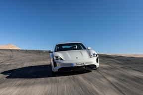 Der Porsche Taycan GTS 2022 auf dem Willow Springs International Raceway