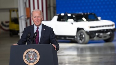 Le président Joe Biden a prononcé une allocution sur le projet de loi bipartite sur les infrastructures et l'avenir des véhicules électriques lors de l'inauguration de General Motors Factory ZERO à Detroit, Michigan, le 17 novembre 2021.