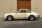 Neu gefundene Freunde scharen sich um den Umbau eines Porsche 911