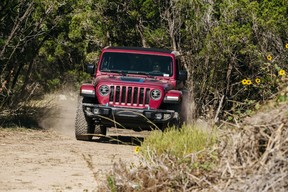 2022 Jeep Wrangler 4xe in limitierter Tuscadero Perlmantel-Außenlackierung