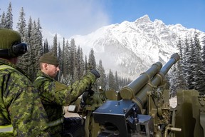 Der Schütze Levi Stoltzfus vom 10. Feldartillerie-Regiment der Royal Canadian Artillery wendet während der Operation Palaci eine Peilung auf den Anblick einer 105-mm-C3-Haubitze an, um die lawinengefährdete Schneedecke am Rogers Pass, British Columbia, Kanada, am 22. November 2019 zu beseitigen. Bild aufgenommen 22. November 2019.