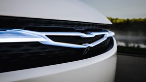 Das Chrysler Airflow Concept kündigt seine elektrische Ästhetik mit dem Chrysler Wing-Logo an, das in einen fahrzeugübergreifenden Kühlergrill / eine Lichtklinge eingebunden ist, die mit Kristall-LED-Beleuchtung beleuchtet wird.