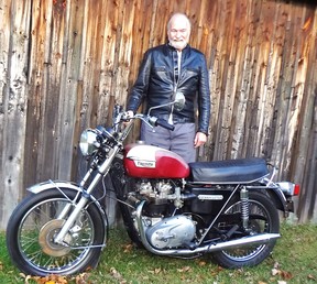 1976 kaufte Don Hewson aus Sarnia, Ontario, seinen Triumph Bonneville neu aus dem Ausstellungsraum.  Er hat dem Motorrad 81.000 Meilen hinzugefügt.