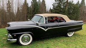 我们的收藏汽车专家从不认为自己是“在线拍卖人”，但这正是他购买这辆漂亮的 1955 年福特 Sunliner 的方式。