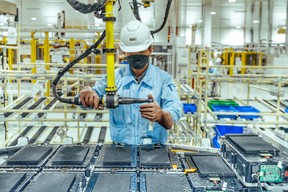 Ein Arbeiter montiert eine Batterie in einer VinFast-Produktionslinie in Hai Phong City, Vietnam.