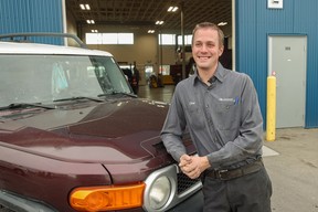 Chris Dekker, Inhaber von My Garage Auto & Tire, mit dem restaurierten und verjüngten FJ.