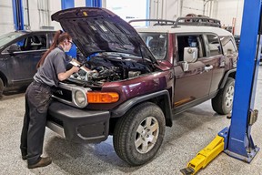 Als bei Mike Drews 2007er Toyota FJ Cruiser eine Kopfdichtung durchbrannte, übernahm die 19-jährige Mechanikerlehrling Hayley Smith von My Garage Auto & Tire in Airdrie die komplizierte Aufgabe unter der Aufsicht von drei Technikergesellen.