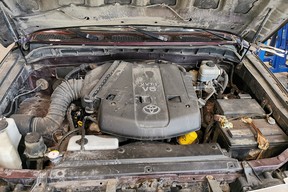 Der Motor des FJ Cruiser, als er am Mittwoch, den 9. Juni 2021 in das Geschäft von My Garage in Airdrie, Ab., einfuhr. Foto von Chris Dekker/My Garage