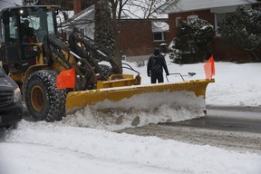 Ein Schneepflug räumt die Straßen in East York, als der erste große Schneehaufen Toronto am Dienstag, den 16. Februar 2021, traf.