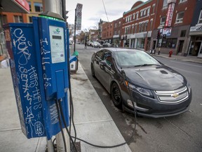 Eine Ladestation, die einen Chevrolet Volt in Quebec mit Strom versorgt.
