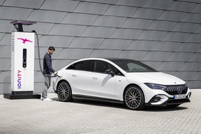 Ein 2023er Mercedes-AMG EQE 53 4MATIC+ wird an einem Ionity EV-Ladegerät aufgeladen