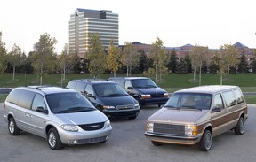 4 Generationen des Minivans, 20. Jahrestag – MY 1984 Plymouth Voyager, MY 1994 Dodge Caravan, MY 1996 Chrysler Town and Country und ein Chrysler Grand Voyager 2002 (außerhalb Nordamerikas).  Im Hintergrund steht der DaimlerChrysler Auburn Hill's Complex.