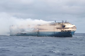 Das Schiff Felicity Ace, das von Emden, Deutschland, wo Volkswagen eine Fabrik hat, nach Davisville im US-Bundesstaat Rhode Island unterwegs war, brennt am 18. Februar 2022 mehr als 100 km von den Azoreninseln, Portugal, entfernt.