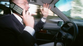 Homme Conduisant Avec Un Téléphone De Voiture