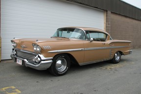 Nachdem er einen Chevrolet Impala von 1958 gesucht und gefunden hatte, beschloss Tom Harmes von Eastern Passage, Nova Scotia, andere Fahrzeuge von General Motors aus dem gleichen Modelljahr zu finden.  Dies ist sein Buick von 1958, und er hat mehrere andere GM-Autos und -Lastwagen in seiner Sammlung.