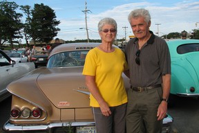 Tom und Pat Harmes mit ihrem 1958er Chevrolet.  Sie besitzen das Auto seit Mitte der 1980er Jahre und fuhren es im Jahr 2000 problemlos mit der Canadian Coasters Tour durch Kanada.