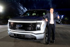 Ford CEO Jim Farley posiert mit dem vollelektrischen Pickup Ford F-150 Lightning während der Enthüllung am Hauptsitz des Unternehmens in Dearborn, Michigan, USA, am 19. Mai 2021.