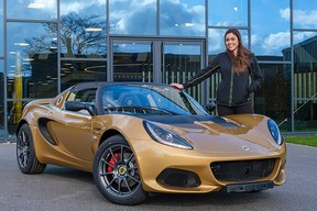 Elisa Artioli, Namensgeberin des Lotus Elise, mit dem letzten Kundenauto, das sie am 24. Februar 2022 in Besitz genommen hat.