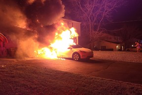 Ein Tesla-Fahrzeug verursachte im Dezember 2021 in Fort Washington einen großen Hausbrand, nachdem sich die Flammen des brennenden Autos auf ein nahe gelegenes Gebäude ausgebreitet hatten.