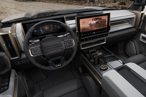 Die geräumige Kabine des 2022 GMC Hummer verfügt über einen 13,4-Zoll-Infotainment-Bildschirm und einen 12,3-Zoll-Fahrerinformationsbildschirm.