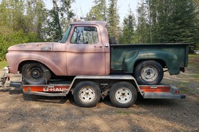 John Hechts 1964er Mercury M100, der 2017 in Hinton, Alberta, gekauft wurde, war ein Servicefahrzeug in einer Mine.  Er war ab Werk mit einem 223-Kubikzoll-Sechszylinder und einem Dreiganggetriebe ausgestattet.