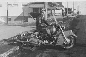 Fotograf und Motorradfan Jack Leong mit seinem Indian Chief von 1947.