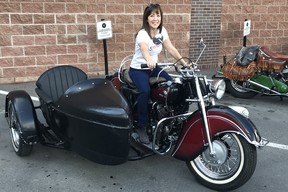 Jack Leongs Tochter Denise Eckert mit einem Indianerhäuptling von ca. 1946/47 im Besitz von Ace-Hy-Mitglied Robert Olivier.  Eckert war noch nie auf einem Motorrad gefahren, bevor sie am Ace-Hy-Motorradtreffen im Calgary's Village Ice Cream teilnahm, wo Olivier sie für eine kurze Spritztour in der ähnlichen Maschine mitnahm, die ihr Vater einst besaß.