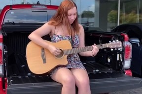 Diese virale TikTok-Sängerin ging zu Toyota-Händlern, um den von ihr geschriebenen Song „Toyota Tacoma“ zu verkaufen