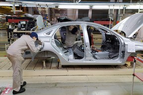 Mitarbeiter arbeiten an der Montagelinie des Automobilwerks LADA Ischewsk, Teil der Avtovaz-Gruppe, in Ischewsk, Russland, 22. Februar 2022.