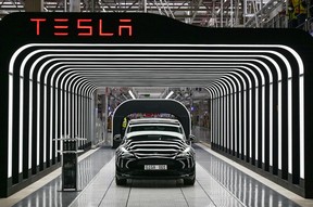 Abgebildet ist ein Elektrofahrzeug des Model Y beim Produktionsstart in Teslas „Gigafactory“ am 22. März 2022 in Grünheide, südöstlich von Berlin.