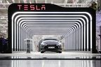 Tanzender Moschus überreicht den Fahrern die ersten Teslas aus der neuen deutschen Gigafactory