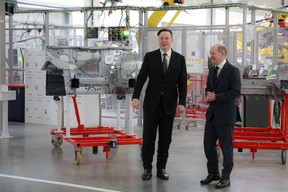 Tesla-CEO Elon Musk steht neben Bundeskanzler Olaf Scholz während der offiziellen Eröffnung des neuen Tesla-Elektroautowerks am 22. März 2022 in der Nähe von Grünheide, Deutschland.